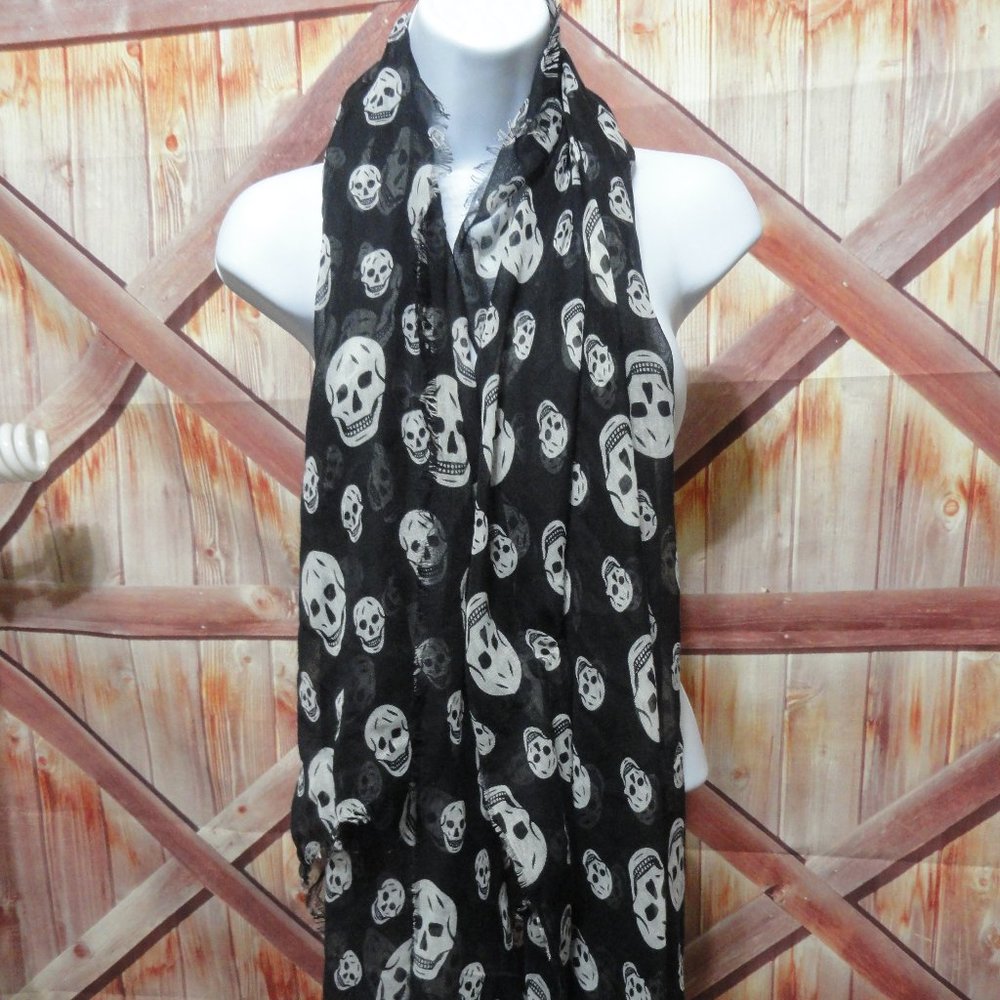 happy skulls long light weight black & white scarf~EUC~detailed skulls